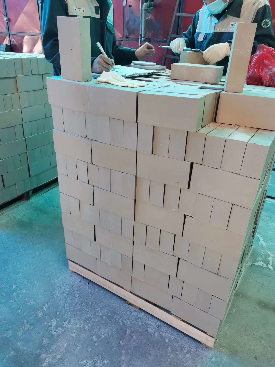65厚耐酸磚今年處于一直是缺貨狀態(tài)，而且價(jià)格高，那么為什么會(huì)出現(xiàn)這種情況